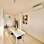 Homestay Double With Private Bathroom In Shared Rome