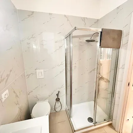 Δωμάτια σε οικογενειακή κατοικία Double With Private Bathroom In Shared Ρώμη